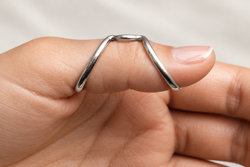 Boutonniere finger splint worn on a finger, close-up of the band shape