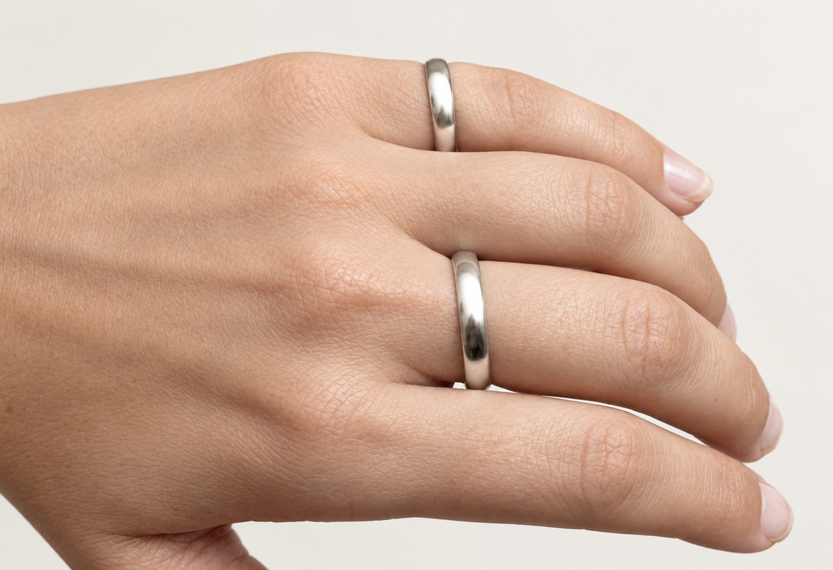 2½ buddy ring worn on adjacent fingers, back of hand view