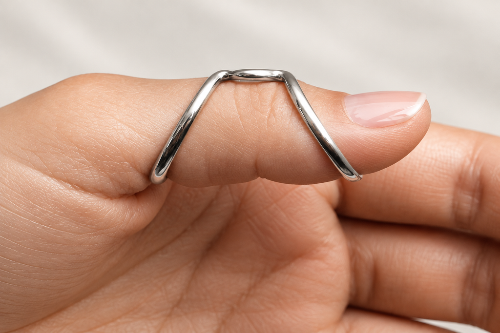 Boutonniere finger splint worn on a finger, close-up of the band shape