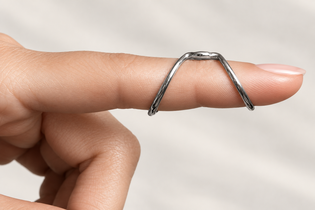 Boutonniere finger splint on a finger, close side profile