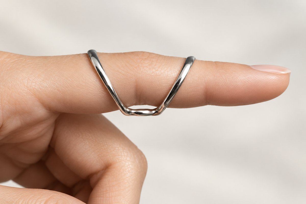 Boutonniere finger splint worn on an extended finger, side view