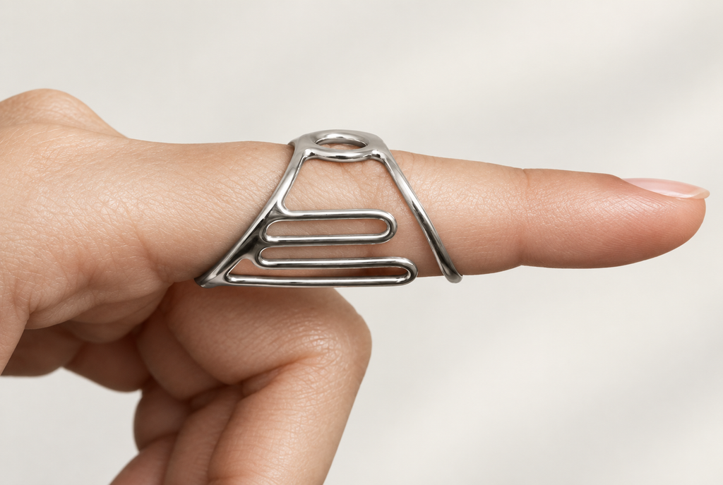 Boutonniere lateral support splint worn on an extended finger, side view