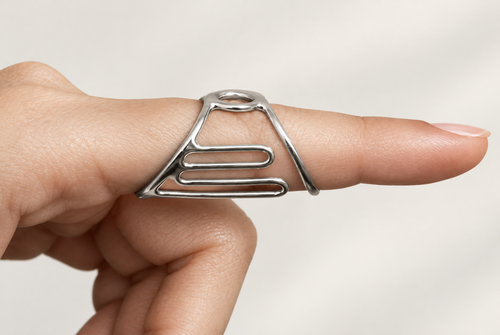 Boutonniere lateral support splint worn on an extended finger, side view