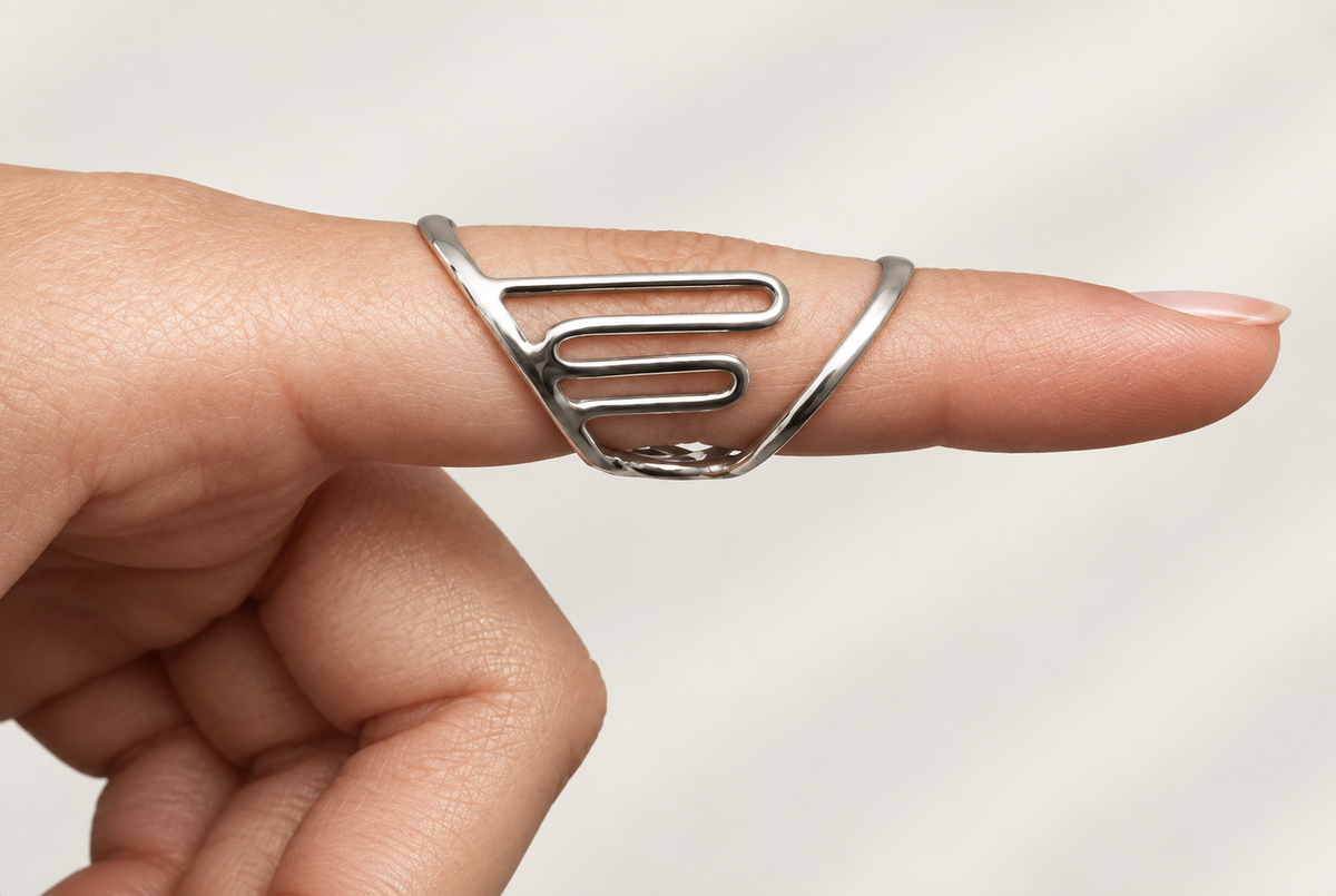 Boutonniere lateral support splint on a finger, side view showing the open frame