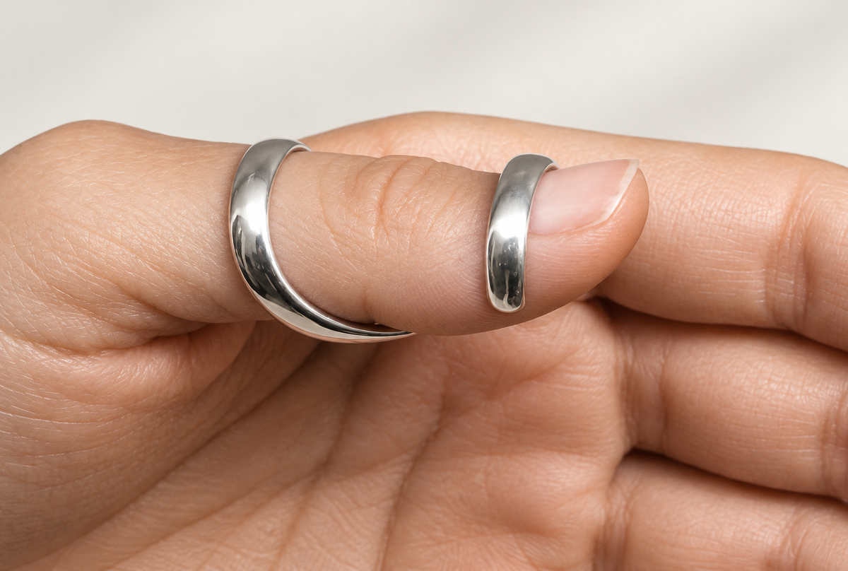 Spiral splint worn on the thumb, side view