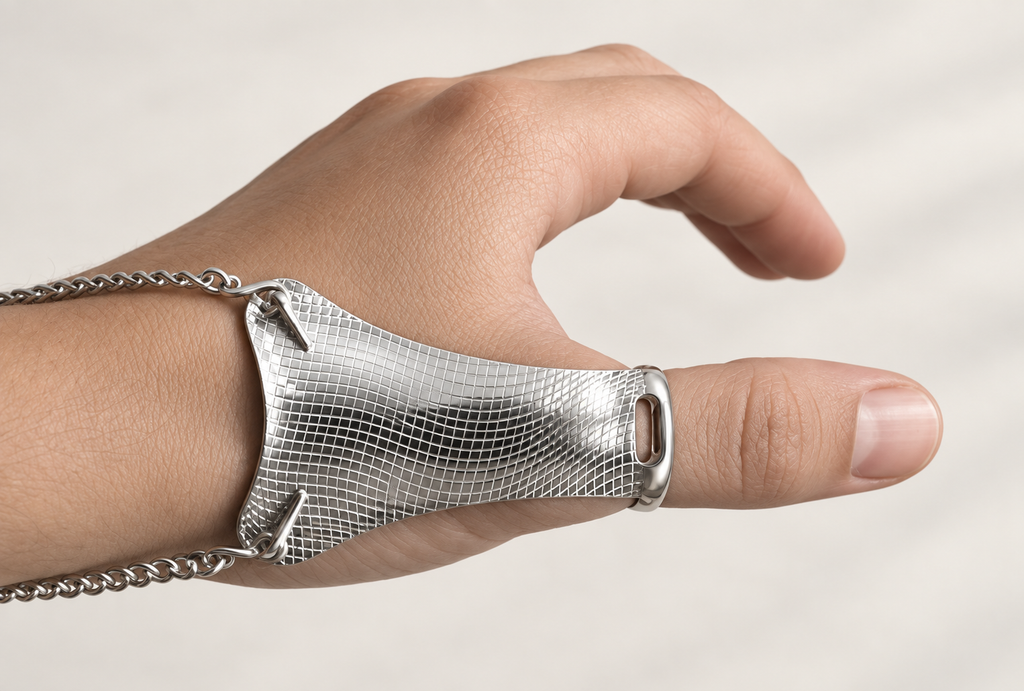 Stable thumb splint worn on the thumb and back of the hand with a chain bracelet