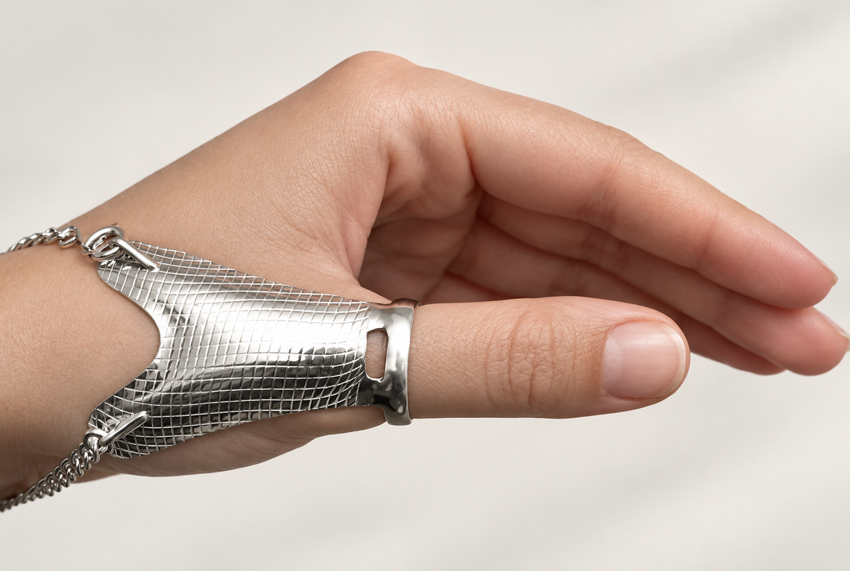 Stable thumb splint worn on the thumb, side view with chain bracelet