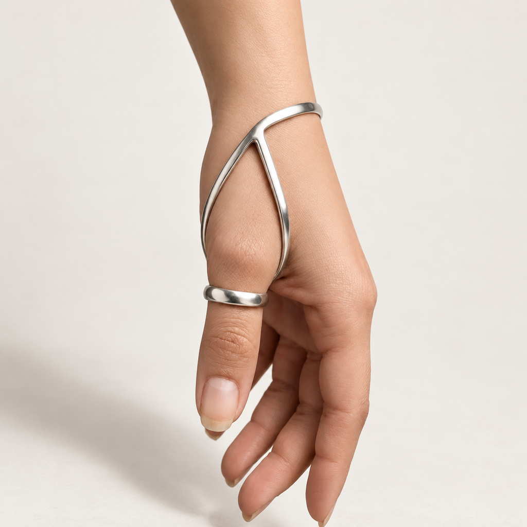 Thumb ring splint connected to a wrist bracelet, worn on the hand