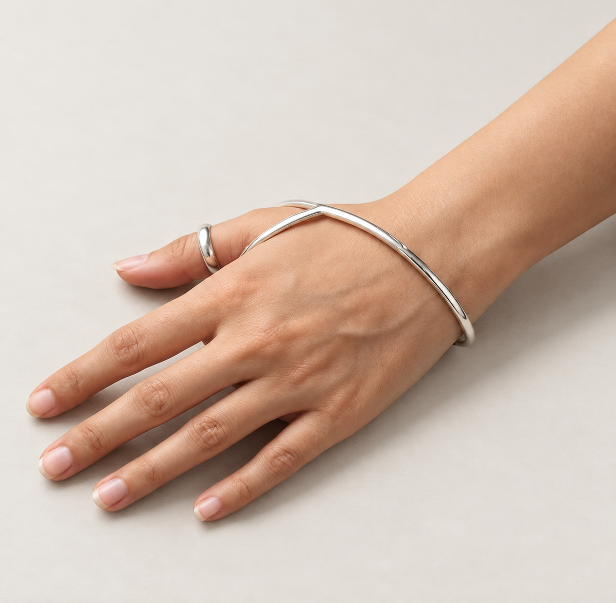 Thumb ring splint with wrist bracelet worn on the hand, wrist and thumb view